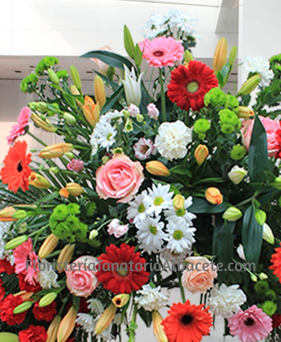 Corona de flores rojas para enviar a los tanatorios de Albacete